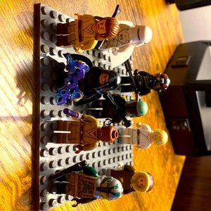 This is a plate of Vert rare and expensive Lego Star Wars mini figs.